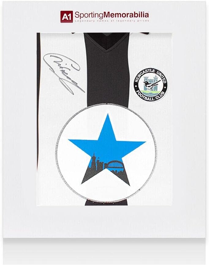 Chris, Kacsázó Aláírt Newcastle United Póló - 1982 - Díszdobozban Autogram - Dedikált Foci Mezek