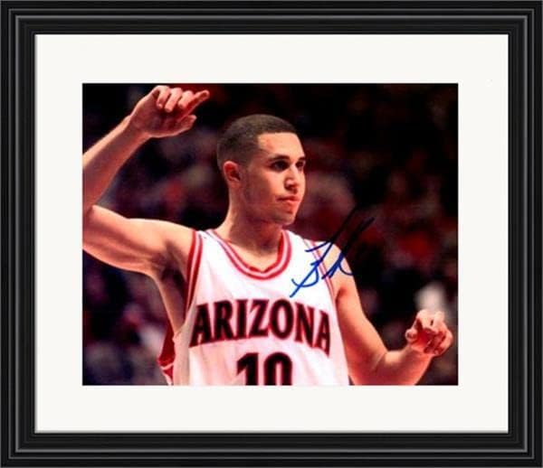 Mike Bibby dedikált 8x10 Fotó (Arizona Wildcats) SC4 Gubancos & Bekeretezett - Dedikált NBA-Fotók