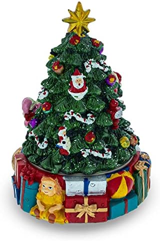 A gyermekek Díszítő egy karácsonyfa egy Ajándékok Forgó Alap Zenei Figura